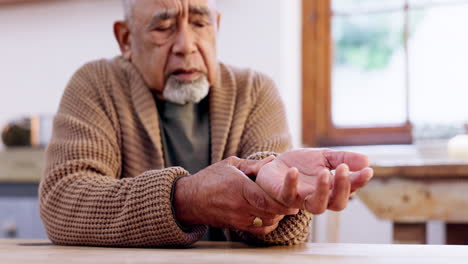 mano, dolor y hombre mayor con artritis