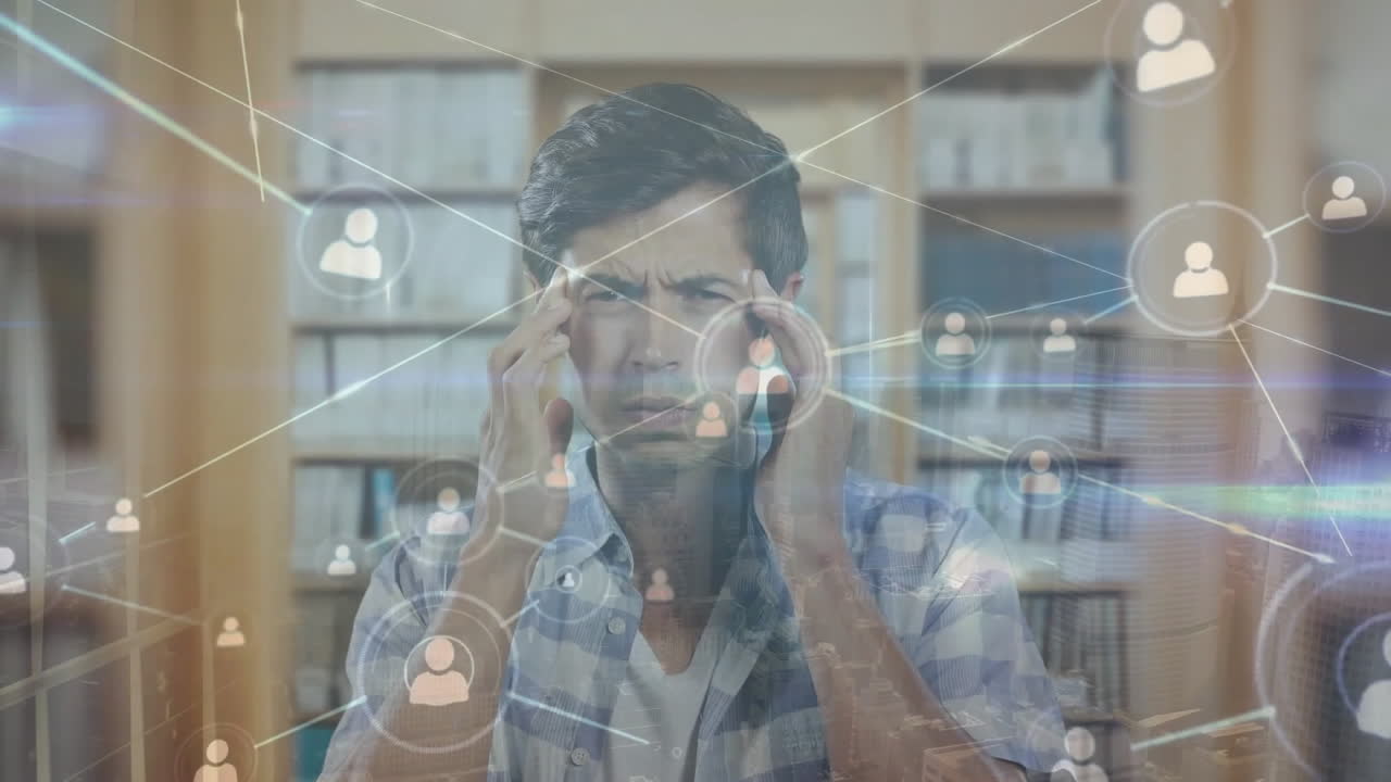animación de la red de personas iconos sobre hombre caucásico con dolor de cabeza sosteniendo la cabeza en el dolor