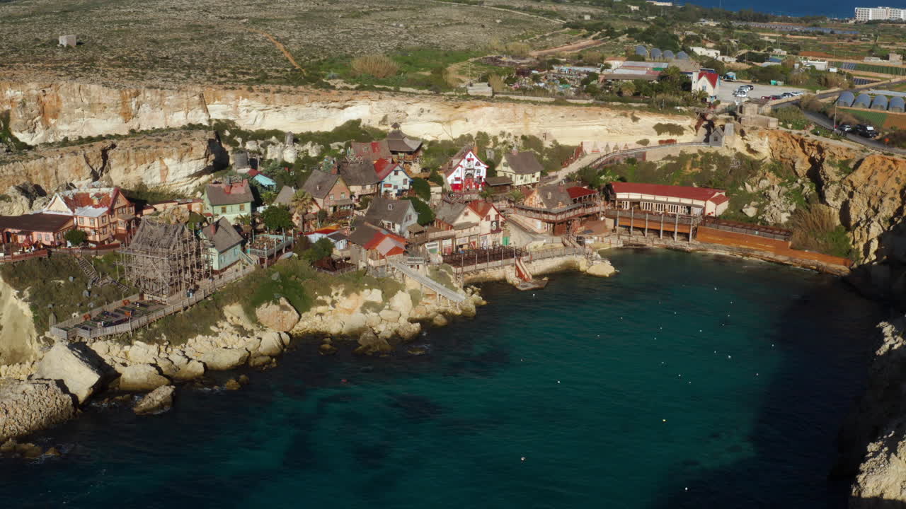 Dřevěné stavby ve vesnici Popeye na ostrově Malta, Mellieħa, Malta