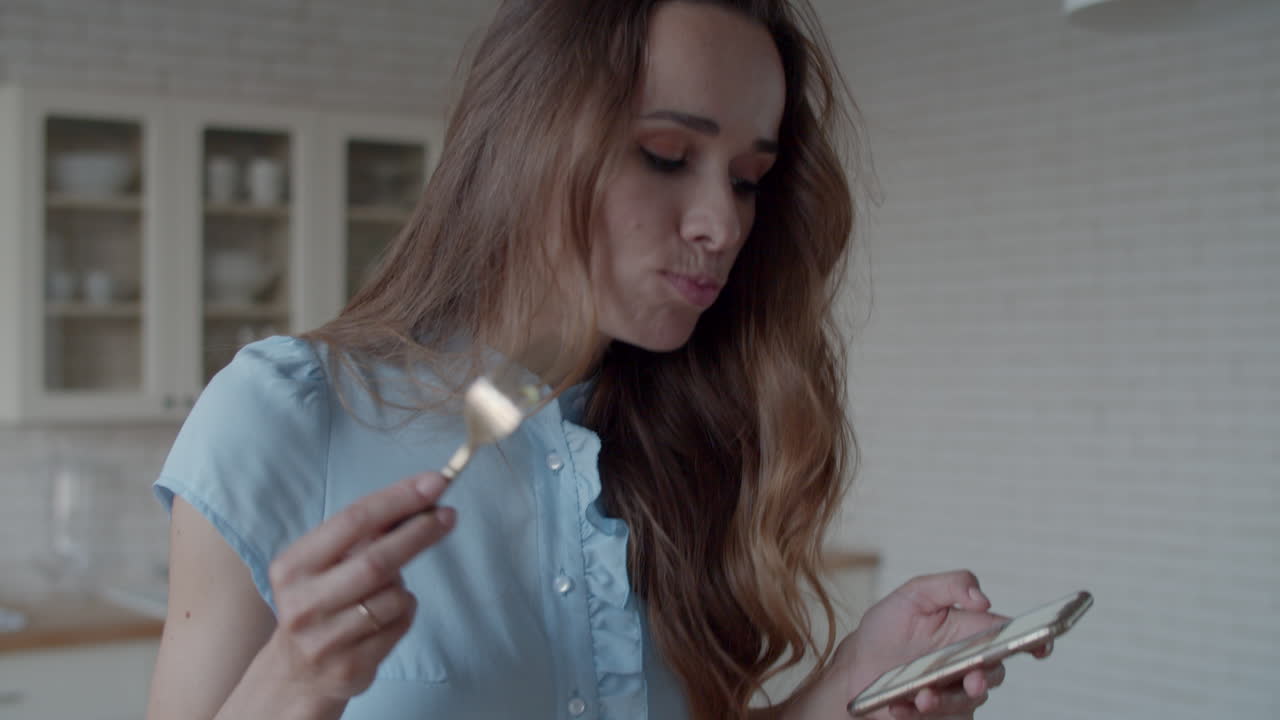 una mujer de negocios en primer plano almorzando en una cocina moderna. una chica comiendo ensalada.