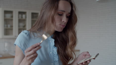 Closeup-business-woman-having-lunch-in-modern-kitchen.-Girl-eating-salad.