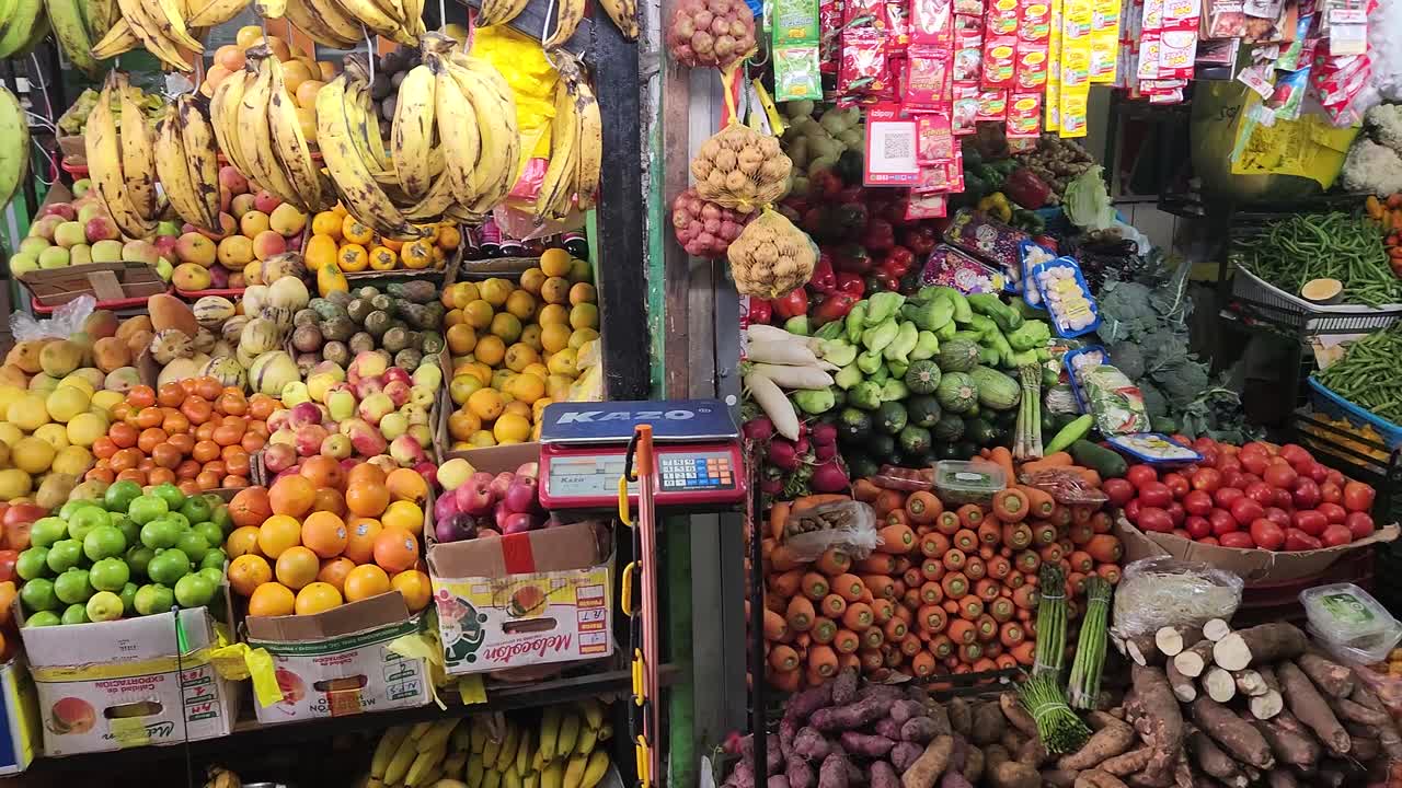 video de gente comprando comida en un mercado de frutas y verduras en lima, peru