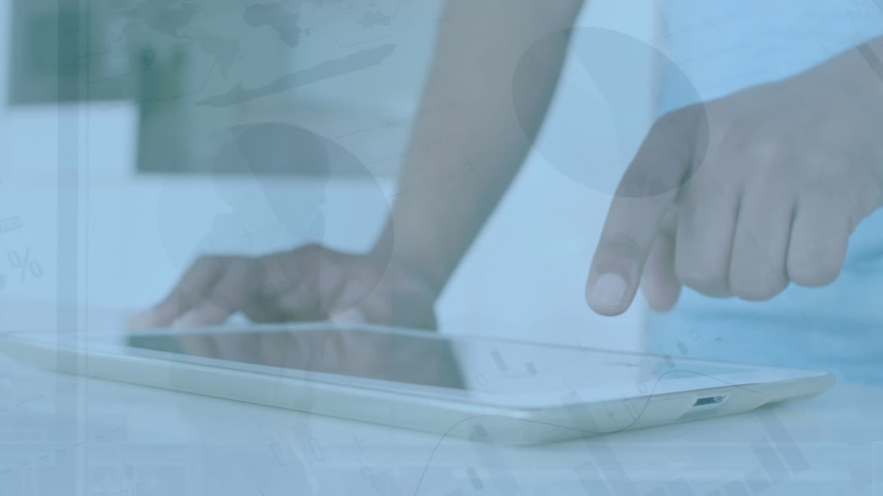 디지털 태블릿을 사용하는 두 인종 남성의 절단된 손에 대한 인포그래픽 인터페이스의 애니메이션