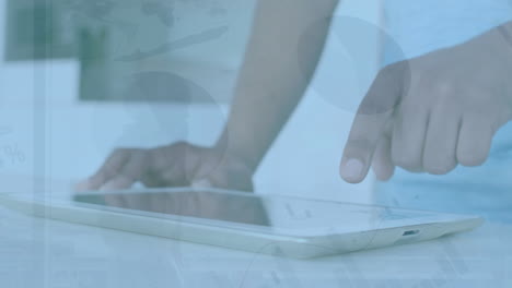 animación de la interfaz infográfica sobre las manos recortadas de un hombre biracial usando una tableta digital.