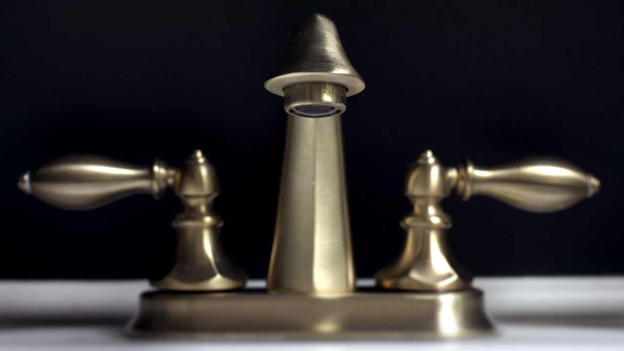 imágenes dramáticas de un grifo de baño con fugas