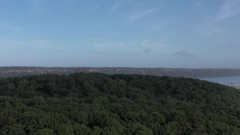 Aerial-rise-over-Inwood-Hill-in-Upper-Manhattan-on-the-bank-of-the-Hudson-River