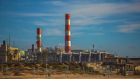 Refinería-De-Petróleo-En-El-Segundo-California---Paisaje-Nublado-Durante-El-Día