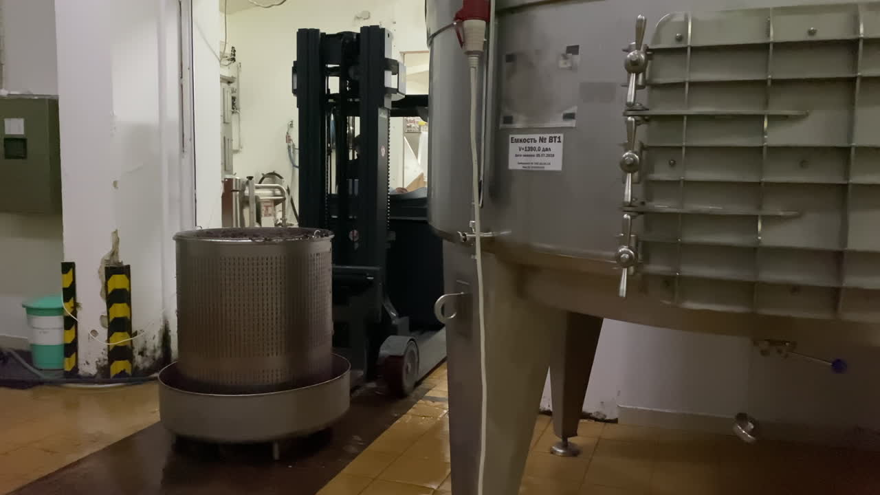 크와 포크리프트가 있는 산업 시설