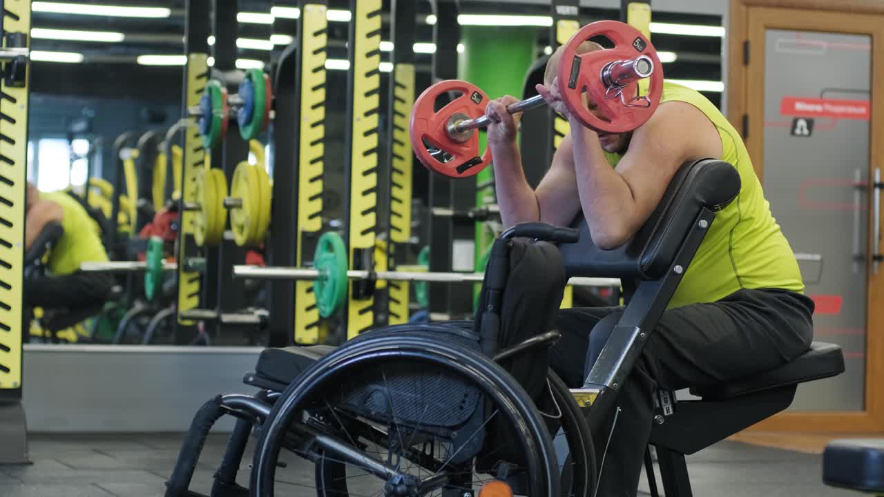 hombre con discapacidad entrenando en el gimnasio del centro de rehabilitación