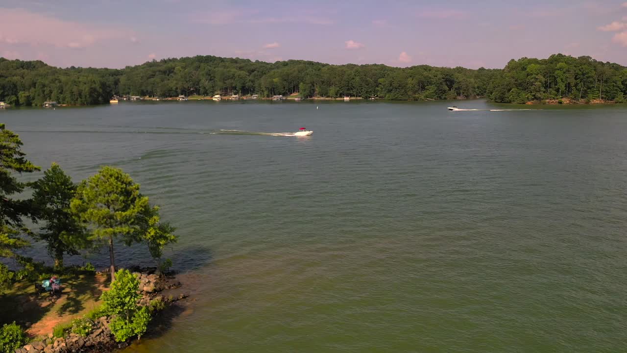 navegantes y esquí acuático en el lago lanier en cumming georgia