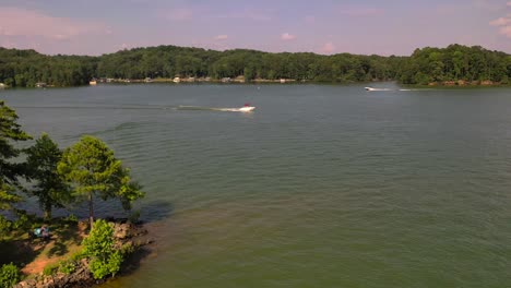 Bootsfahrer-Und-Wasserski-Auf-Dem-Lake-Lanier-In-Cumming,-Georgia