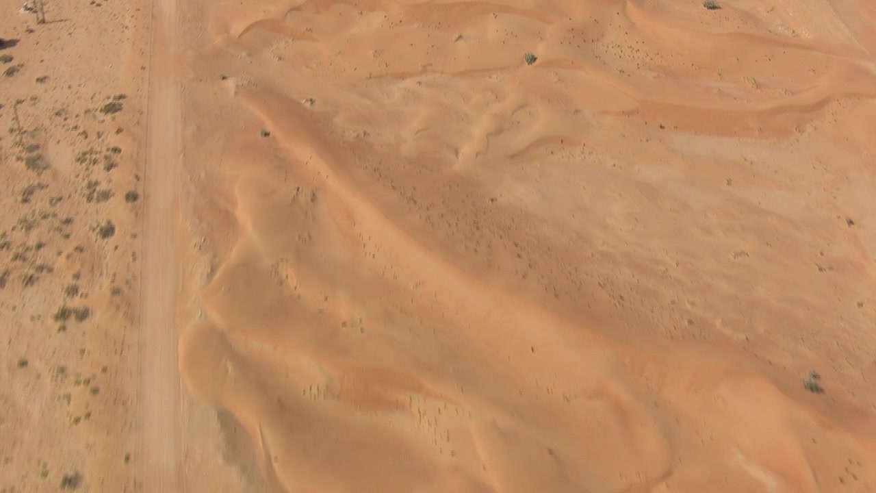 Dune del deserto viste dal cielo con leggero tilt verso il basso