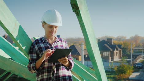 Eine-Architektin-Arbeitet-Mit-Einem-Tablet-Auf-Dem-Dach-Eines-Hauses-Technik--Und-Autorensteuerung-In