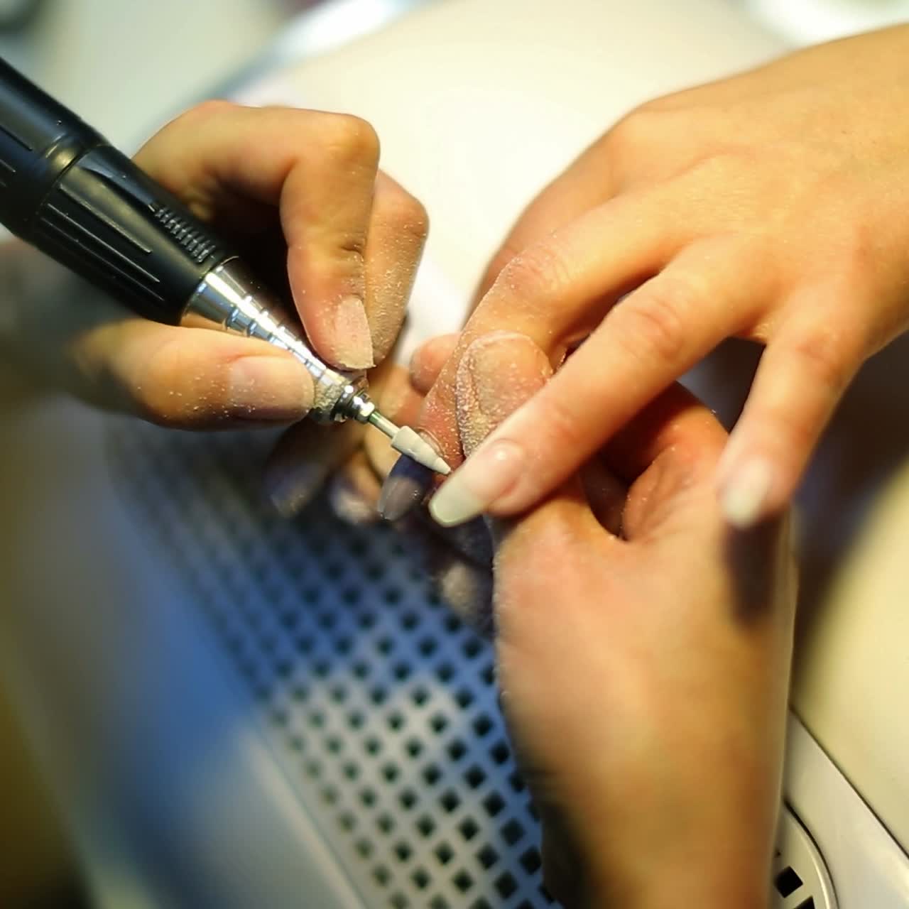 mujer haciendo manicura