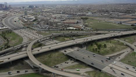 Vista-Aérea-De-Zoom-Del-Bucle-De-Tráfico-De-La-Autopista