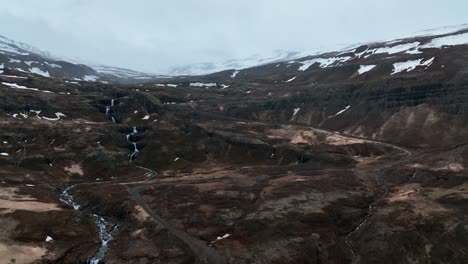 Vista-Aérea-De-La-Cascada-Klifbrekkufossar-En-El-Este-De-Islandia---Disparo-De-Drones