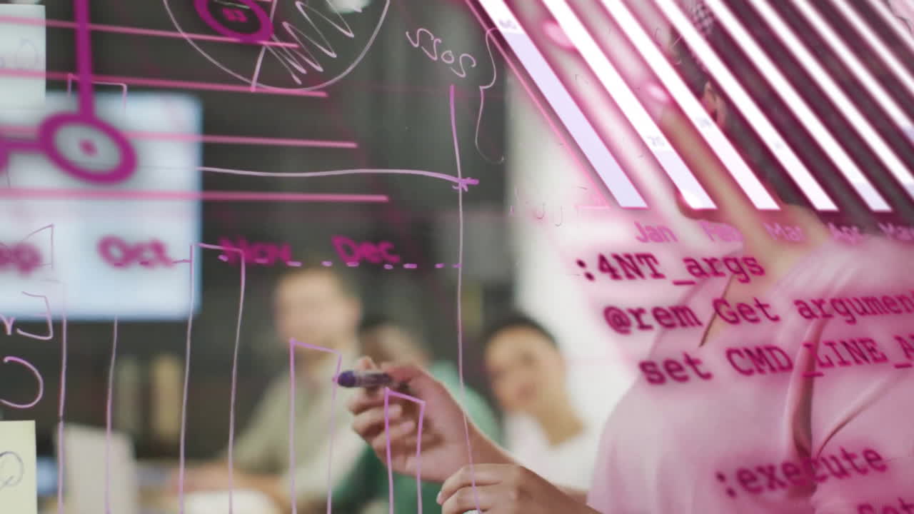 사무실에서 두 인종의 사업가에 대한 데이터 처리 애니메이션