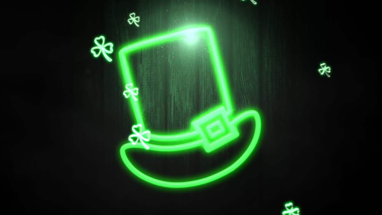 Cappello verde neon e piccoli trifogli che volano su legno