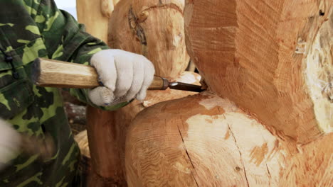 tallando una cabaña de madera