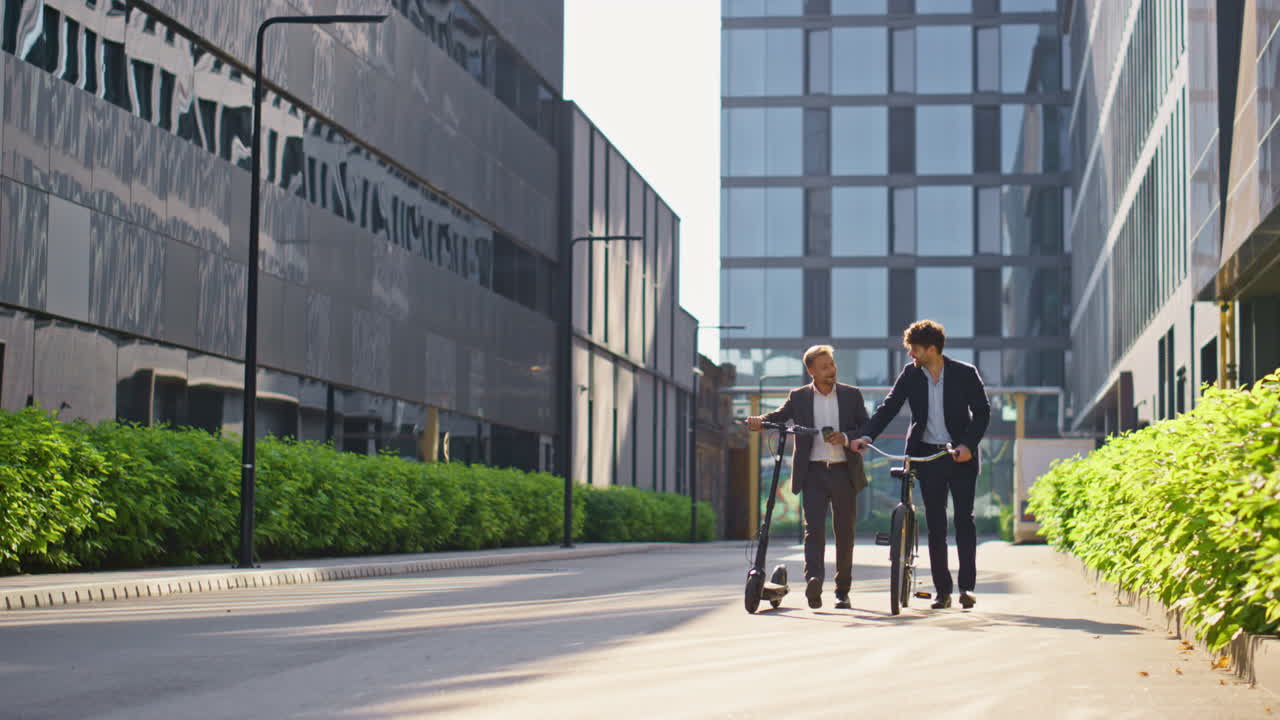 сотрудники компании гуляют по району после работы. экологически чистый транспорт.