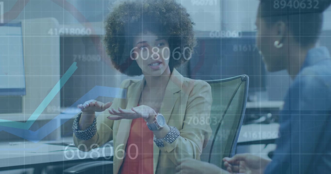 Animação de processamento de dados financeiros sobre empresários caucasianos sorrindo.
