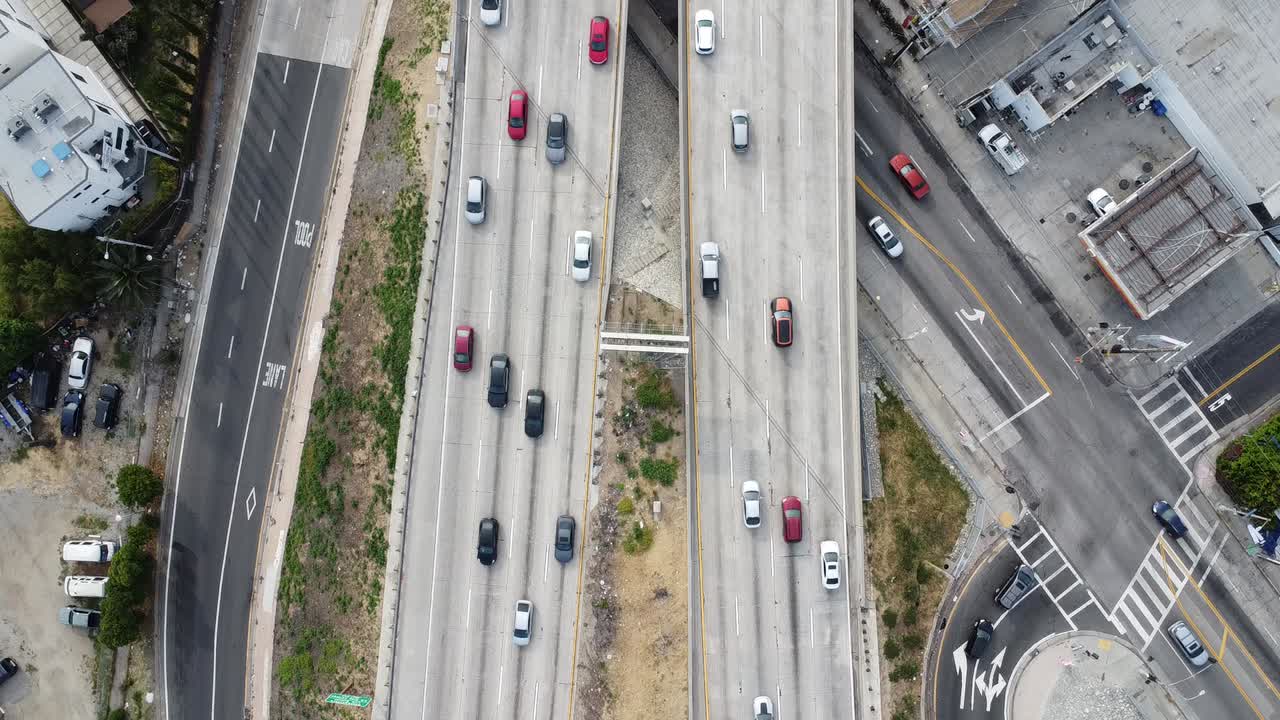 vista aérea sobre autopistas congestionadas