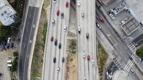 vista aérea sobre autopistas congestionadas
