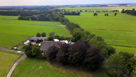 Antena-De-Exuberantes-Prados-Verdes-Y-Lujosa-Casa-De-Campo-En-Holanda