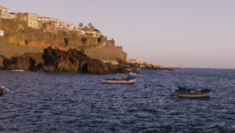 barcos de pesca al atardecer en la isla de madeira