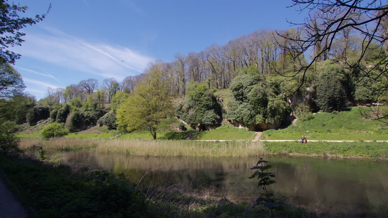 크레스웰 크래그스 (creswell crags) 의 호수 연못을 가로지르는 북쪽을 바라보는 추가 광범위한