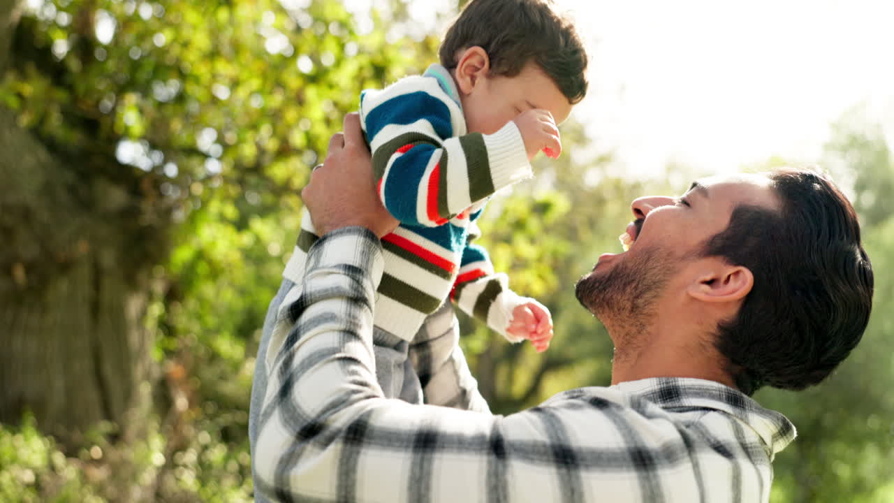 feliz, padre y bebé en un parque