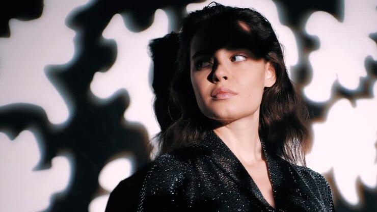 donna di moda in serata che riflette l'abito