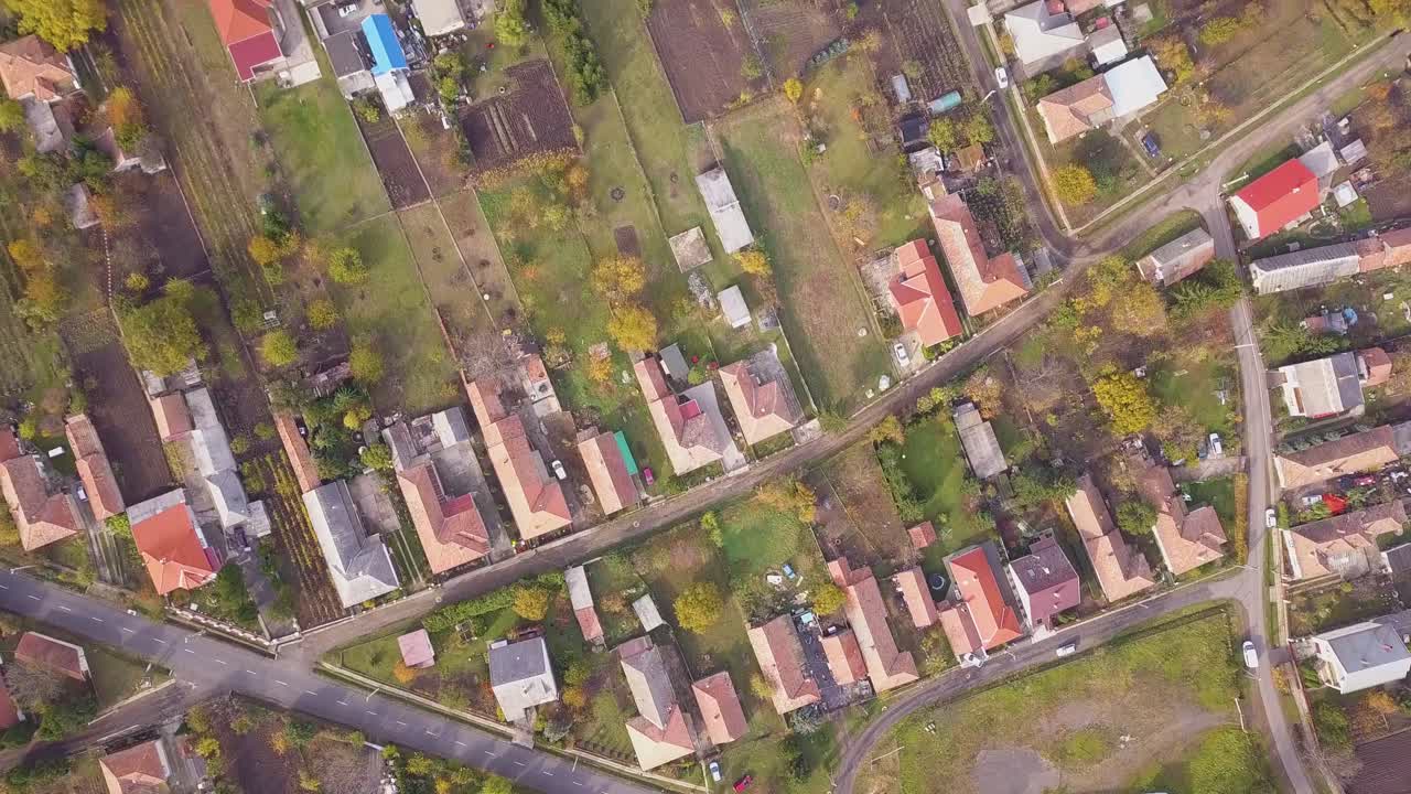 toma aérea de un tractor en medio del campo
