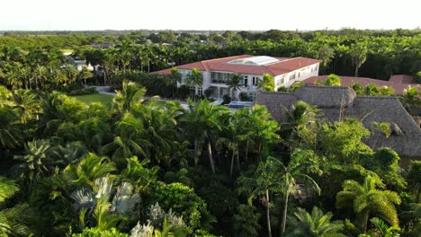 Vista-Aérea-De-Una-Gran-Casa-mansión-De-Bienes-Raíces-En-El-Sur-De-Florida