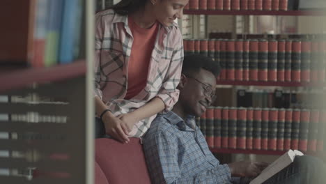 menina bonita e bonito menino negro estudando na biblioteca