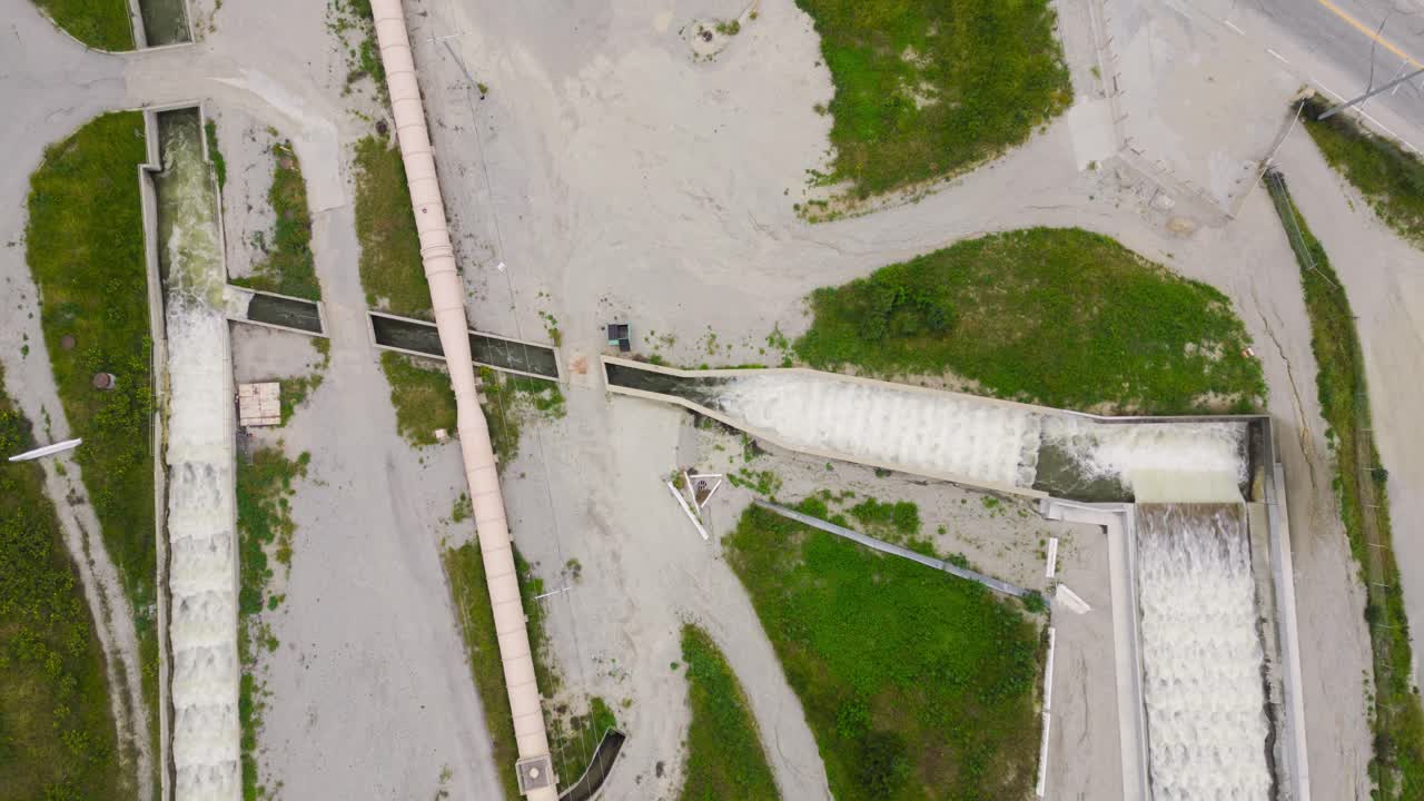 vídeo de arriba hacia abajo del acueducto de los ángeles liberando agua en los canales