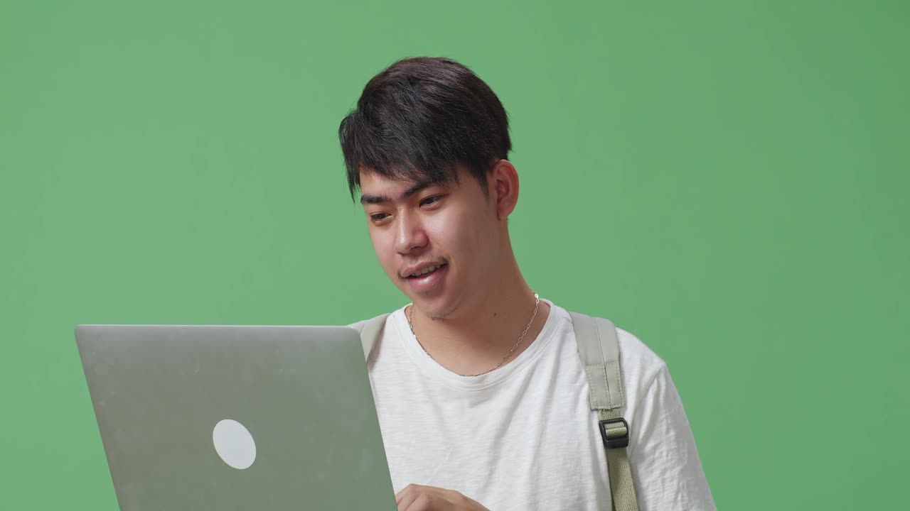 노트북에서 일하는 젊은 남자