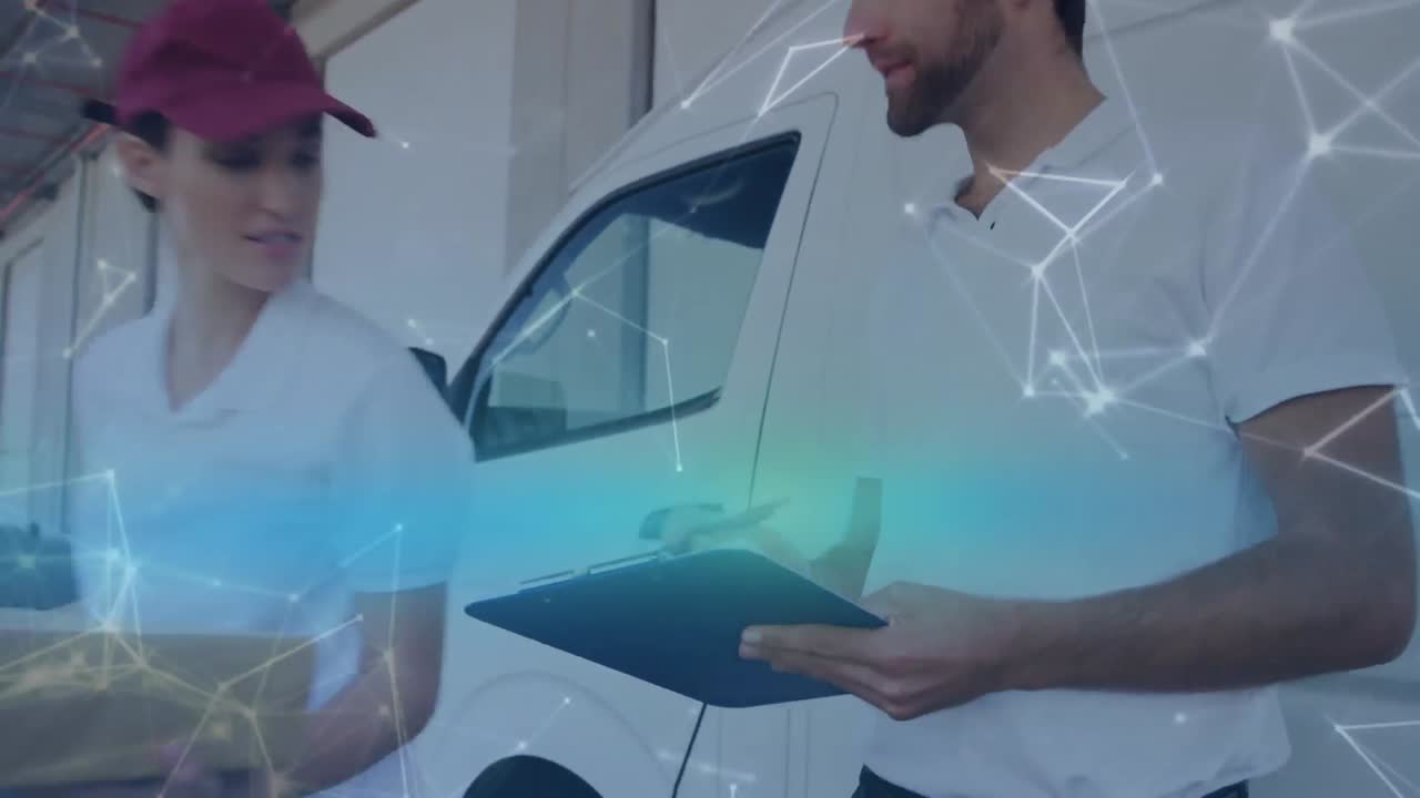 Addetti alle consegne che controllano i pacchi