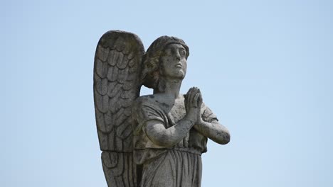 estatua de ángel de piedra con alas intrincadas en el santuario de sameiro