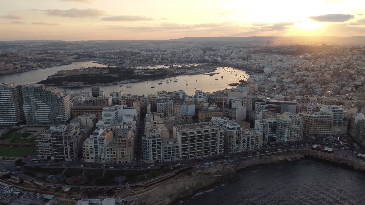 Filmato drone 4K al tramonto di Sliema, Malta.