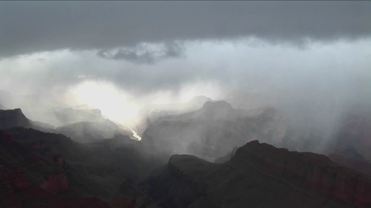 애리조나 주 그랜드 캐년 국립 공원의 산층 위로 움직이는 구름의 시간 경과