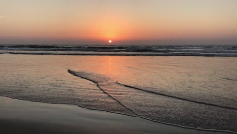 Puesta-De-Sol-De-California-Reflejándose-En-La-Arena-Durante-La-Marea-Baja-En-San-Diego,-California