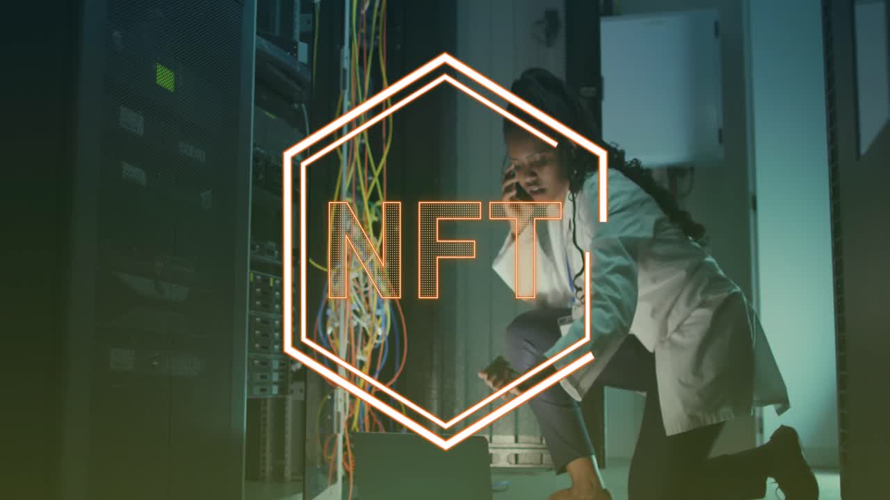 animación del texto de nft sobre una trabajadora afroamericana en la sala del servidor