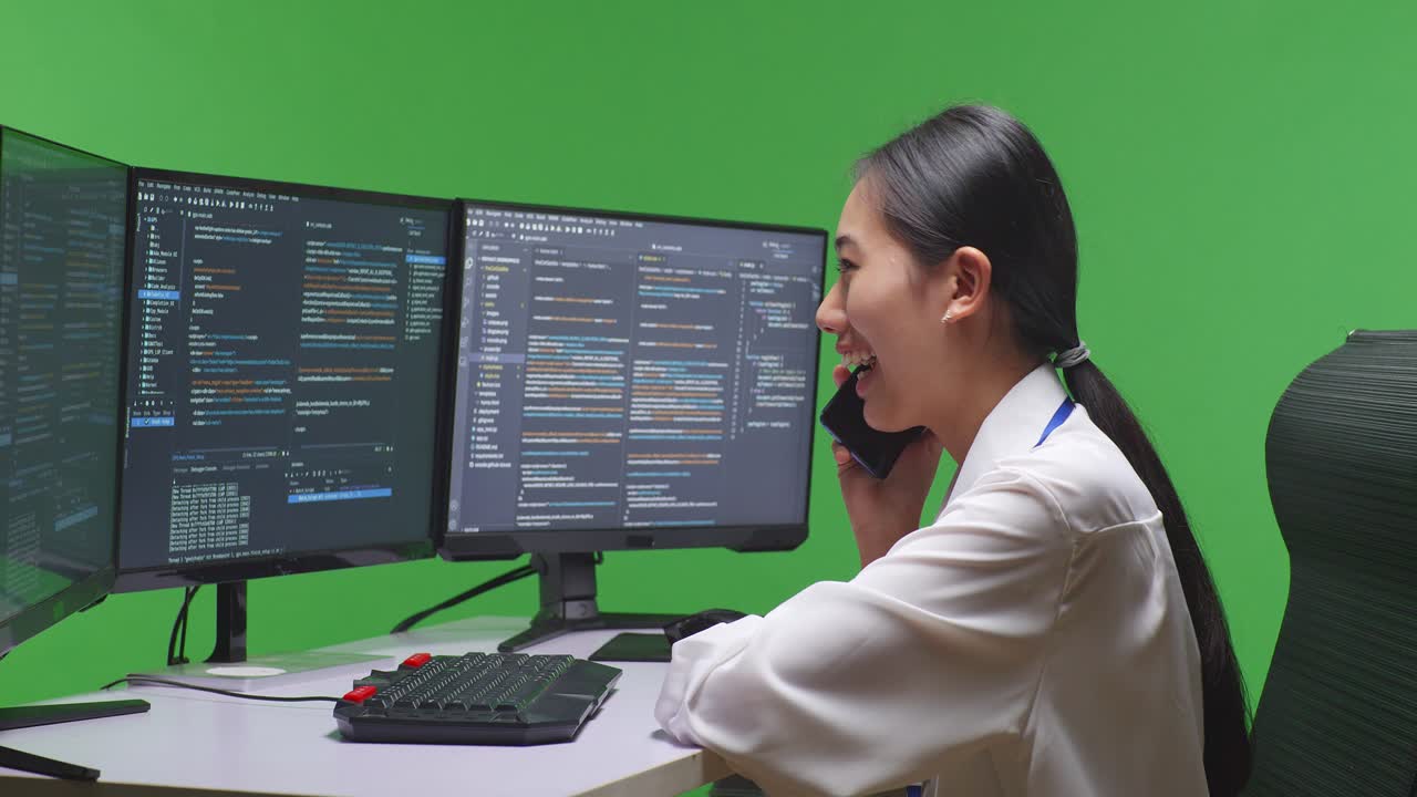 mujer programadora trabajando en código