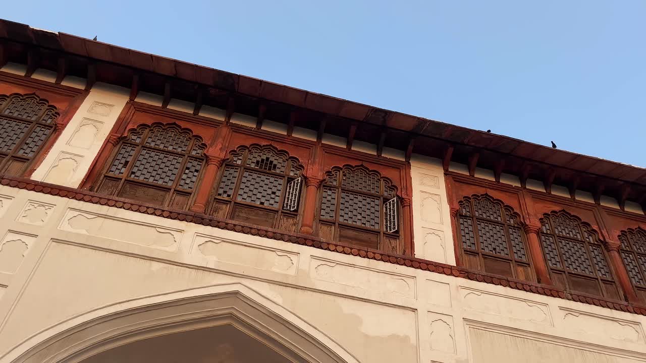 The various palaces inside the Red Fort and their craftsmanship
