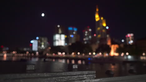 Skyline-Von-Frankfurt,-Deutschland,-Umrahmt-Von-Einer-Brücke