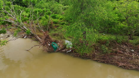 vista aérea posterior a la inundación: escombros de la orilla del río en vermont después de las inundaciones de 2023