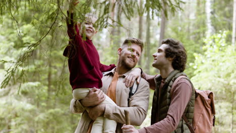 familia disfrutando de la naturaleza