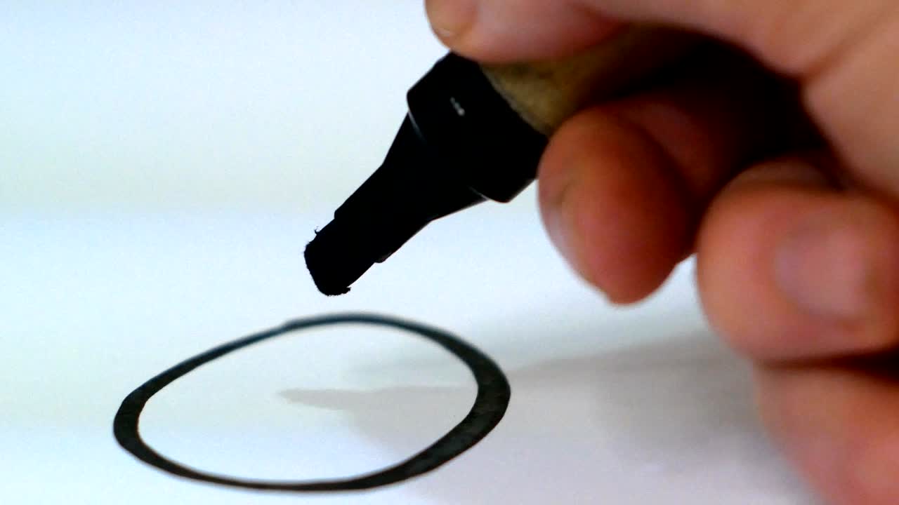 primer plano de una mano dibujando un esquema de estrategia en un papel blanco