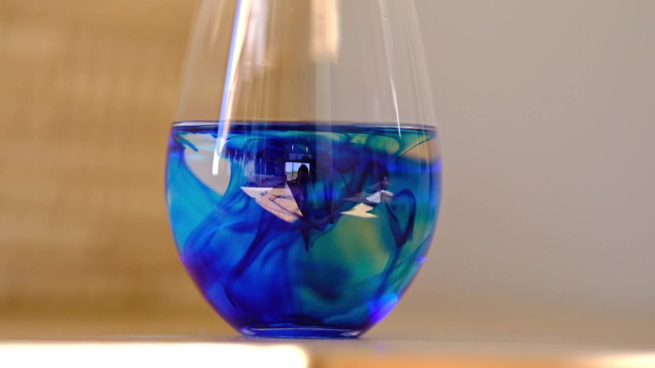 Blu di metilene in un bicchiere d'acqua